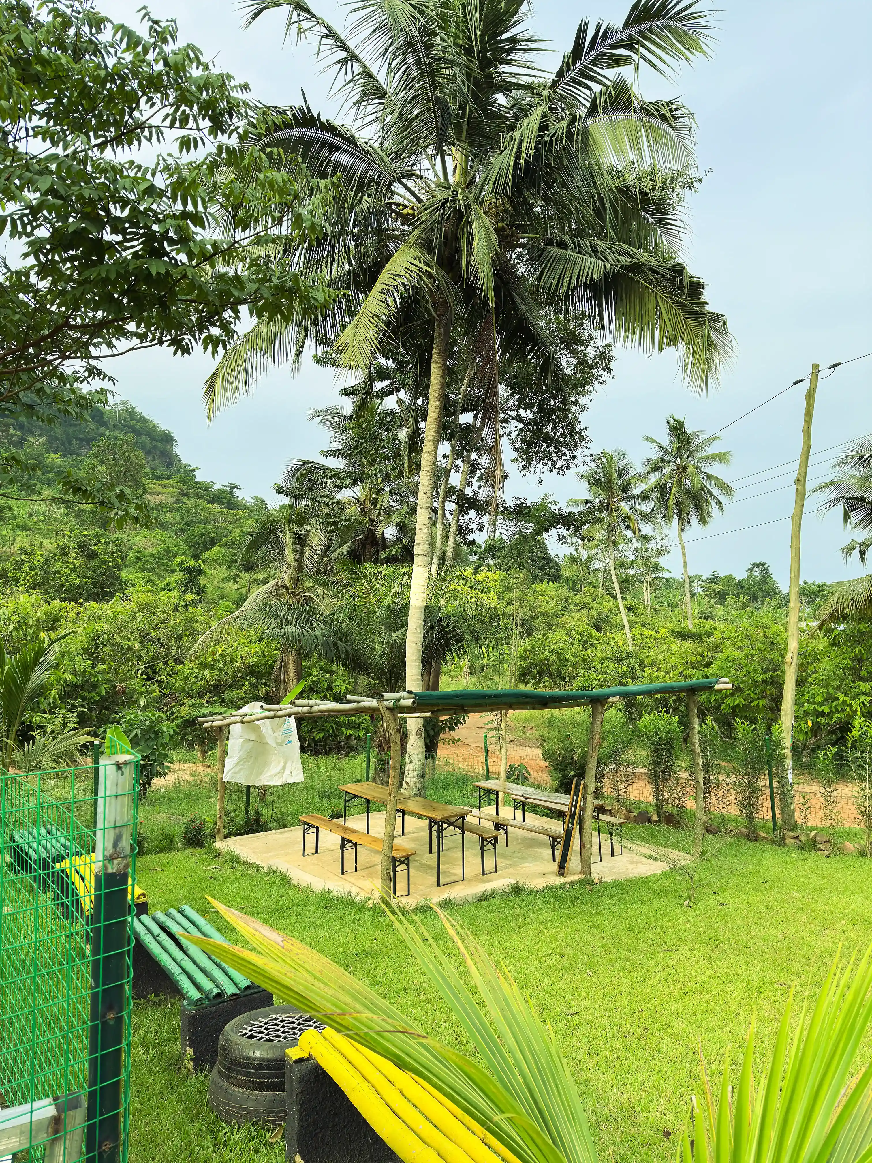 Garden pergola at Kwaeɛmu